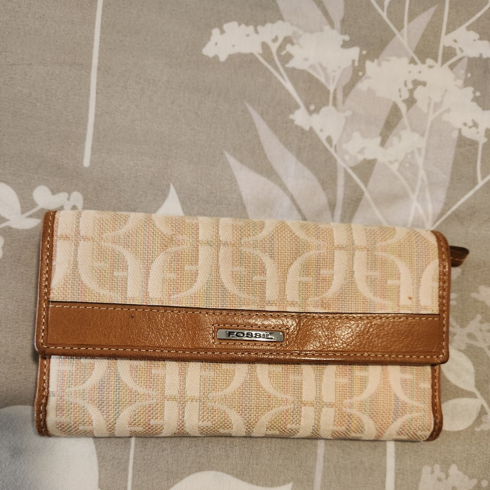 FINAL DISCOUNT BEFORE DONATION. Fossil Tan and Cream Women's Wallet